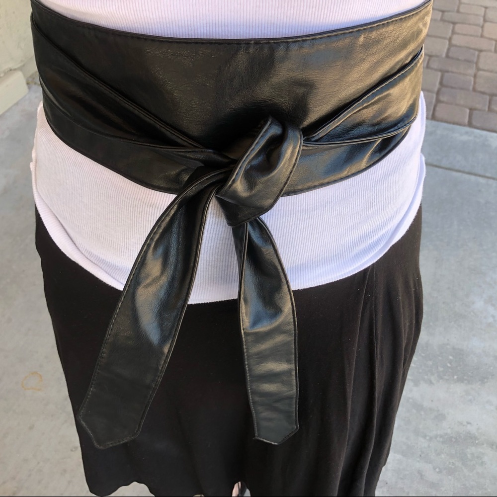Black Wrap style belt.